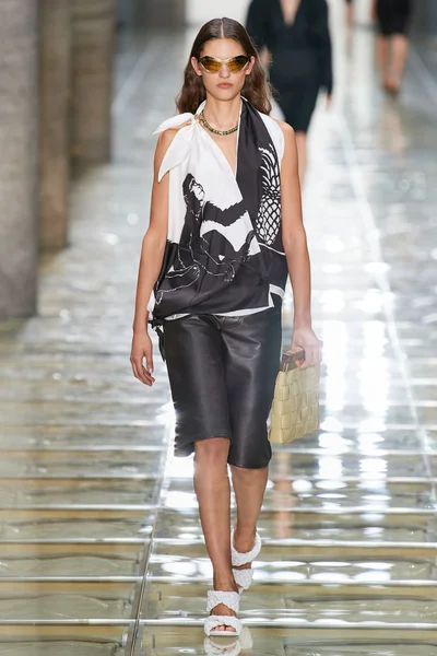 Look 10
